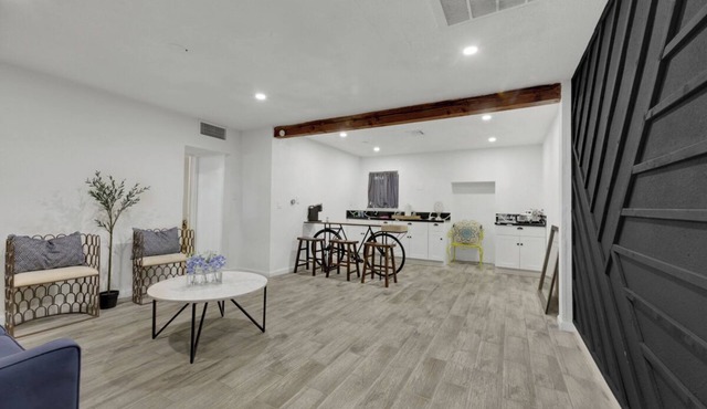 Spacious 9-bedroom house in Las Vegas 15 min to The Strip!