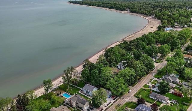 Spacious 9-bedroom house in marvelous Angola on the Lake with AC