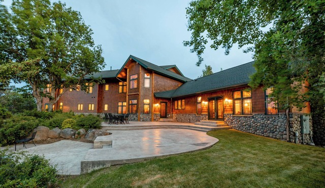 Spacious 9-bedroom house with WiFi, AC in charming Klamath Falls