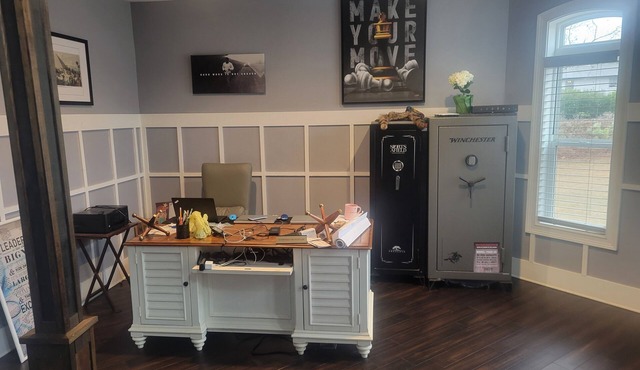 Spacious 9-bedroom house in lovely Locust Grove with AC