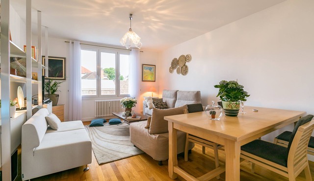 Spacious 95m² w/AC & Private Parking – 2BR, Comfort Stay 4 Guests
