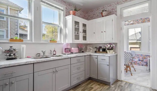 Spacious 9Bed 3Bath Home.Yard/Parking/Firepit/Wine