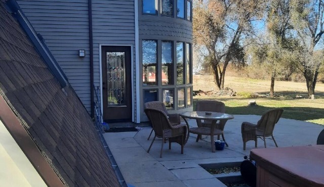 Spacious A frame house, 4 bedrooms, 3 bathrooms. Mountain style home. W/lake