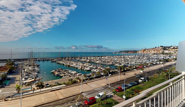 Spacious AC 2-room with terraces, garage and Wifi in Menton