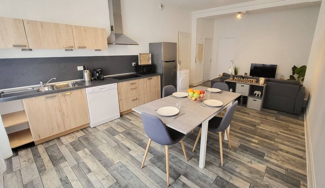 Spacious accommodation - Facing the train station and city center