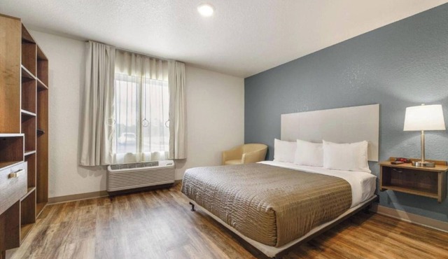 Spacious Accommodation w/Cooking Amenities & Great Local Access