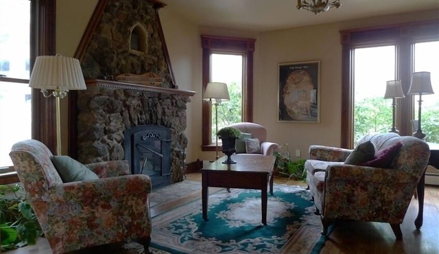 Spacious ADA accessible Victorian in the Heart of Manitou Springs