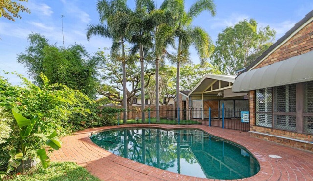 Spacious Affordable 7B3B 2Living/Pool/Yard/Mall