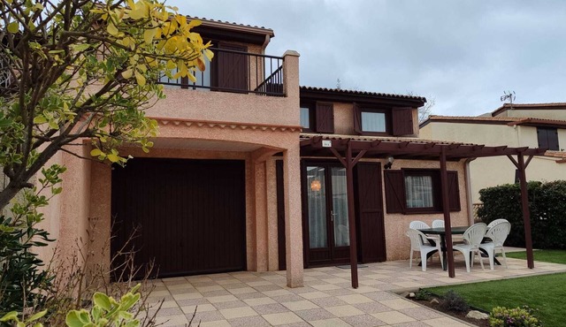 Spacious air-conditioned house, estate with swimming pools and activities, close to the sea