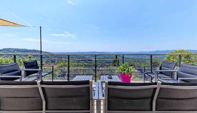 Spacious air-conditioned villa, heated pool and SPA, breathtaking views.