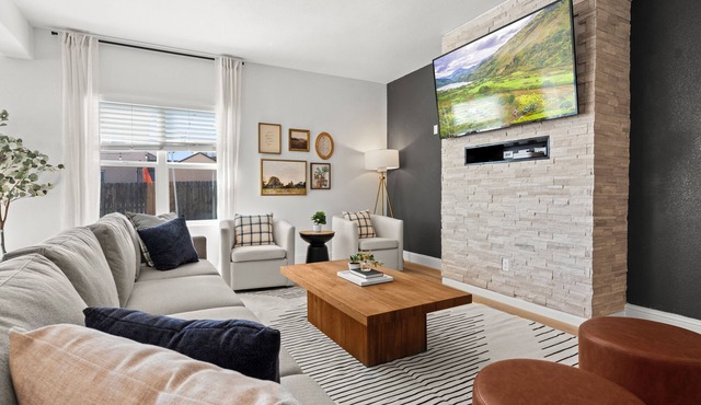 Spacious Airport Heaven - 5 Bedrooms & Hot Tub