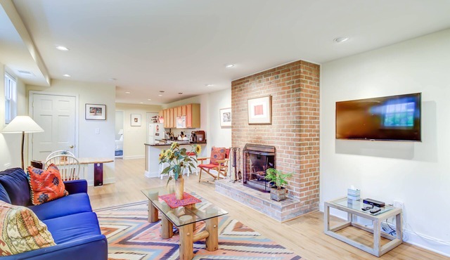 Spacious & Airy 1-BR near Eastern Mkt/Capitol