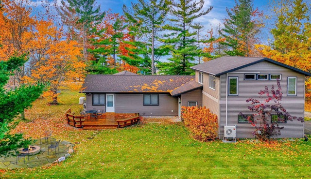 Spacious, airy home near Little Glen Lake with gas grill, deck, and new firepit