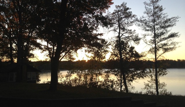 Spacious All-Season Lakefront Cabin On Pristine Des Moines Lake, Sleeps 20