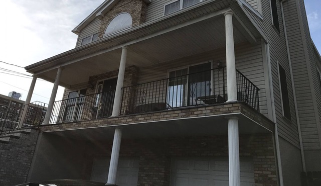 Spacious Amazing 3 Bedroom Apartment With Fireplace ~ Minutes From NYC