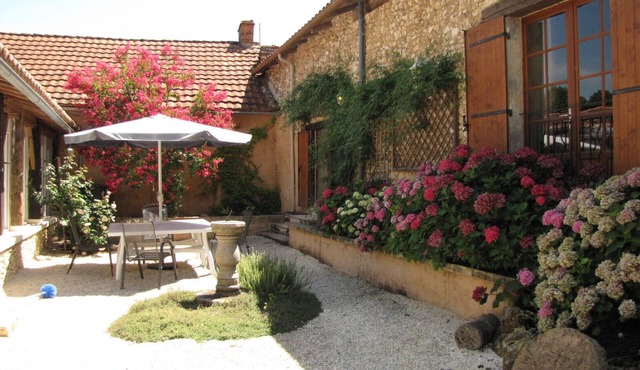 Spacious and tranquil Farmhouse, Private Pool and Beautiful Walled Courtyard.