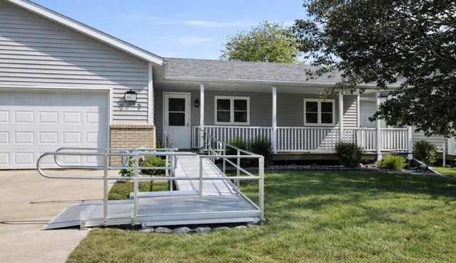 Spacious and Accessible Family oriented house, sleep 12, crib, King’s bed Ramp.
