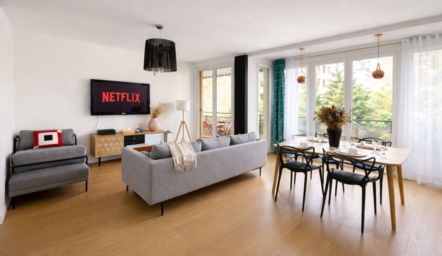 Spacious and Bright 2-bedroom 2-bathroom 2-balconies apartment close to Metro