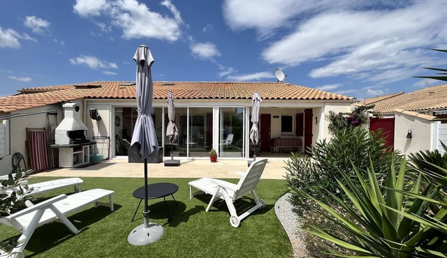 Spacious and beautiful air-conditioned villa for 9 people, WiFi, residence with swimming pool,.