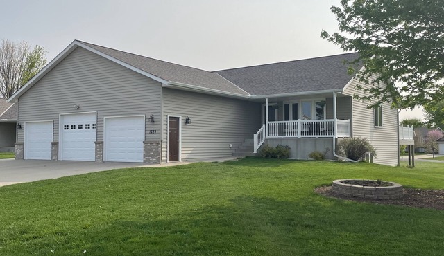 Spacious and beautiful 3,020 square foot 5-bedroom walkout