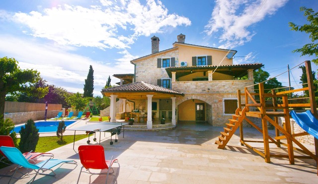 Spacious and beautiful stone Villa, private pool, garden, peaceful location