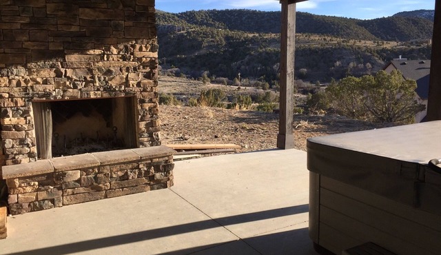 Spacious and beautiful 5400 sq. ft. cabin located near Palisade State Park.