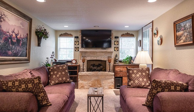 Spacious AND BODACIOUS studio, sleeps 2, for guests that love the color purple!