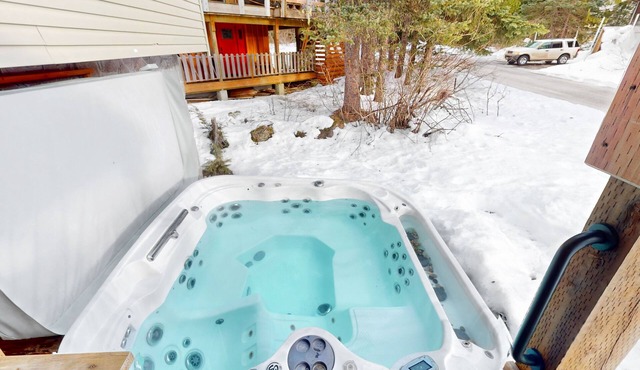 Spacious and bright Mt. Hood lodge home with private hot tub - near skibowl
