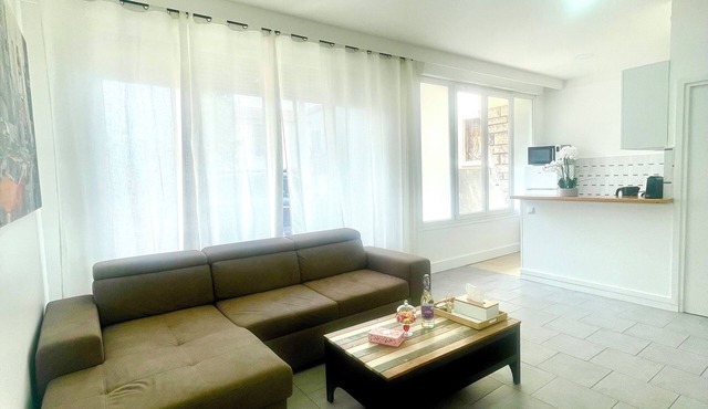 Spacious and bright, a real "coup de coeur" near the metro and RER station