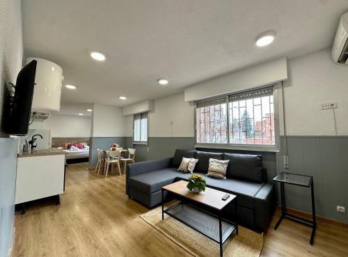 Spacious and bright 1 bedroom apartment