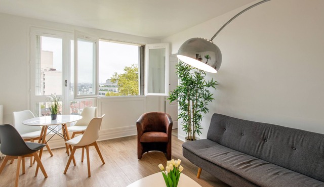 Spacious and bright apartment near Paris