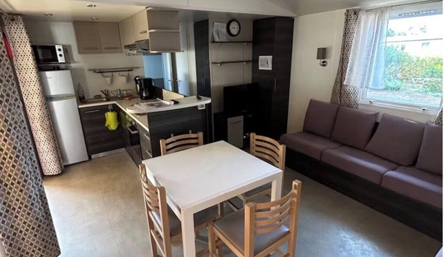 Spacious and bright bungalow, 3 bedrooms, 2 bathrooms, air conditioning, in a 4-star campsite