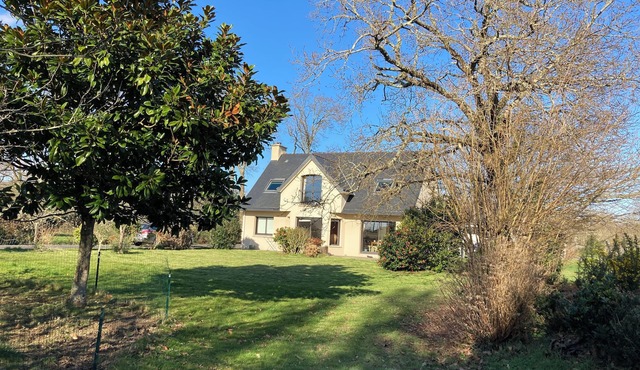 Spacious and bright house on large plot 10 min walk from Pont L' Abbé