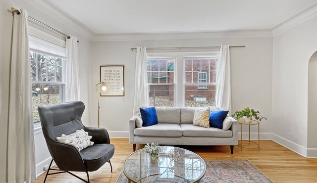 Spacious and bright 3-bedroom duplex unit with private entrance, full kitchen, washer/dryer, and off-street parking. Perfect for families, couples, or business travelers near Drake University.