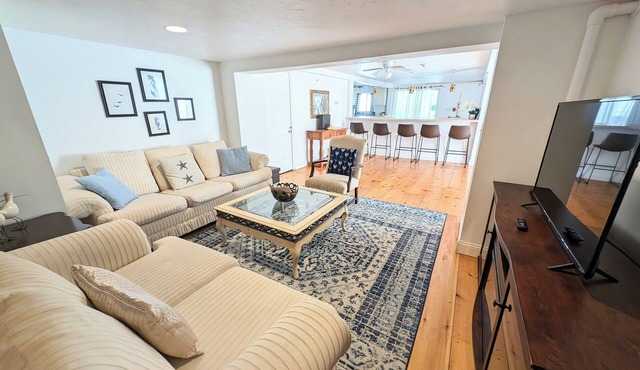 Spacious and Bright , Very Close to Beach!