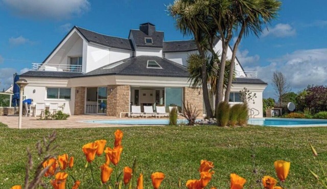 Spacious and Bright Villa in Baden - Heated Pool, Garden and Gulf View