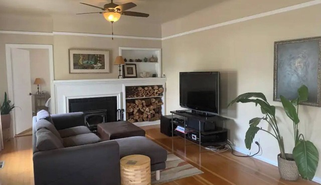 Spacious and Bright! Walk Everywhere! The Eugene Vintage Bungalow