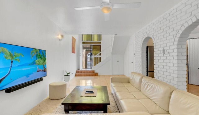 Spacious and Central - 3 bedroom, 2 bathroom Townhouse with Swimming Pool and Carpark