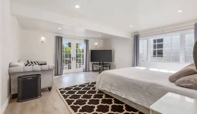 Spacious and Charming Miracle Mile Mansion