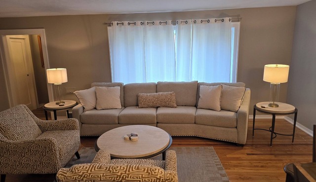 Spacious and Charming 3-bedroom house with WiFi, AC in beautiful Omaha