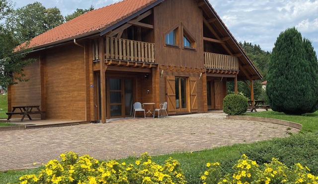 Spacious and charming chalet, 6 minutes from GERARDMER, optional jacuzzi