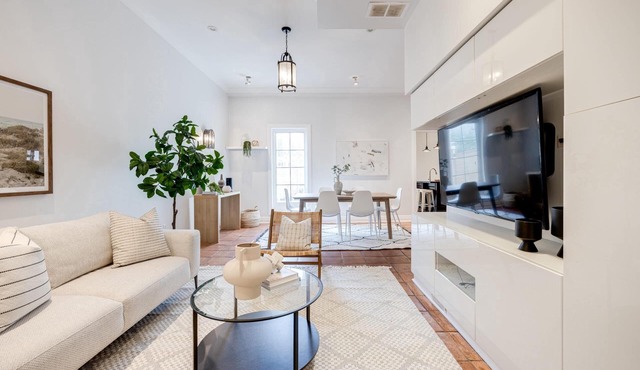 Spacious and Charming Modern 3-bedroom house in Leslieville w/Hot Tub