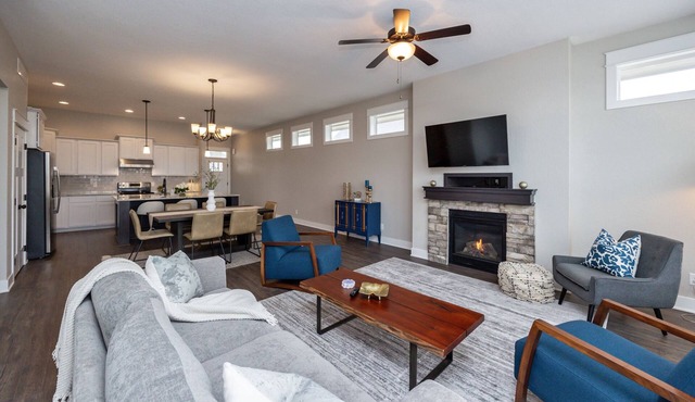 Spacious and clean 4-bedroom townhome in Urbandale with fitness room, WiFi