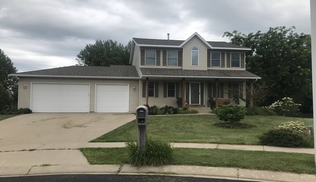 Spacious and clean house near airport, theater and shopping center