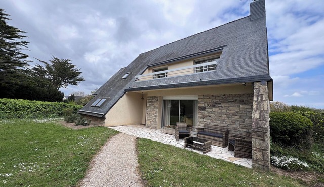 Spacious and comfortable house 2 minutes from the beach and coastal paths