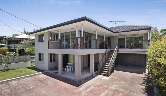 Spacious and comfortable 3 bedroom upstairs unit very close to beaches.