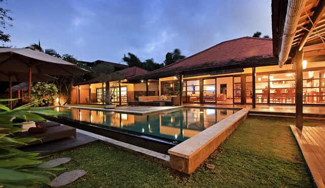 Spacious and comfortable 4 Bedrooms villa near the beach, great location