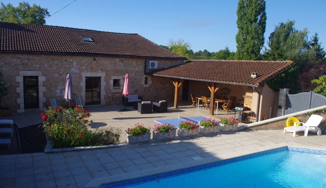 Spacious and comfortable country house with private swimming pool (2 to 8 prs)