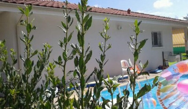 Spacious and comfortable 8-person villa with swimming pool, quiet