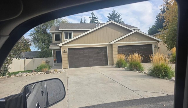 Spacious and comfortable 5-bedroom house near Whitworth University